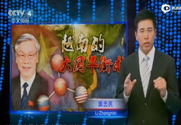 Lật Trung Dân, người dẫn chương trình CCTV4 trong phóng sự bình luận xuyên tạc về chính sách đối ngoại của Việt Nam và quan hệ Việt - Trung. Ảnh cắt từ clip.