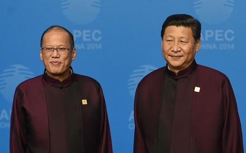 Tổng thống Philippines Benigno Aquino III và Chủ tịch Trung Quốc Tập Cận Bình tại APEC Bắc Kinh 2014. Ảnh: SCMP.