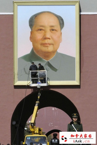 Lực lượng chức năng bảo vệ quảng trường Thiên An Môn vệ sinh bức ảnh chân dung Mao Trạch Đông bị làm bẩn.