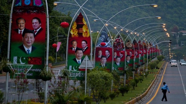 Khắp đường phố Islamabad chăng đèn kết hoa, băng rôn khẩu hiệu và hình ảnh ông Tập Cận Bình phía trước, Tổng thống, Thủ tướng nước chủ nhà phía sau đúng theo &quot;phong cách Trung Quốc&quot;. Ảnh: CTV News.