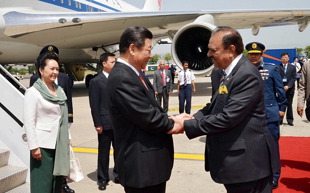 Tổng thống Pakistan ra tận chân máy bay đón thượng khách. Ảnh: Telegraph.