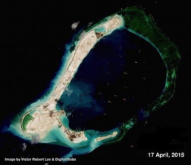 Ảnh chụp từ vệ tinh ngày 17/4/2015 đảo nhân tạo và đường băng phi pháp Trung Quốc xây dựng trên đá Xu Bi, Trường Sa thuộc chủ quyền Việt Nam.
