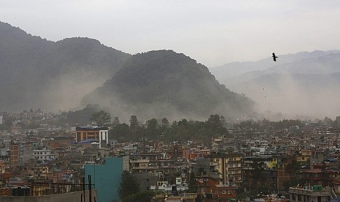Khói bụi mù mịt tại Kathmandu sau khi xảy ra trận động đất kinh hoàng. Ảnh: SCMP.
