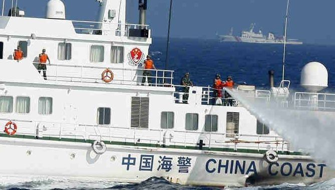 Lực lượng hải cảnh Trung Quốc bị Philippines tố cáo &quot;cướp có vũ trang&quot; tàu cá Philippines ở Scarborough. Ảnh: Philstar.