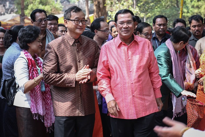 Hai đối thủ chính trị Sam Rainsy và Hun Sen trong tết cổ truyền của người Khmer, ảnh: The Cambodia Daily.