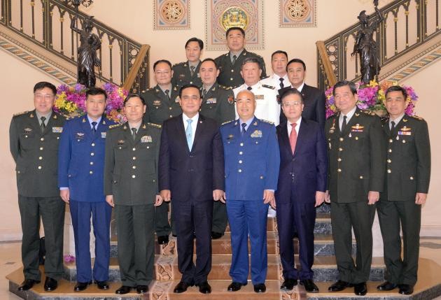 Thủ tướng Thái Lan Prayut Chan-o-cha chụp hình chung với các tướng tá Trung Quốc. Ảnh: The Nation.