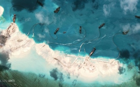 Lực lượng tàu bơm cát Trung Quốc đang phong nền bồi đắp phi pháp ngoài đá Vành Khăn, quần đảo Trường Sa thuộc chủ quyền Việt Nam. Đá Vành Khăn bị Trung Quốc chiếm bất hợp pháp từ năm 1999 đến nay. Ảnh: CSIS/AMTI.