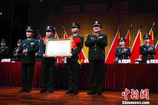 Mã Tất Cường, Chính ủy Bộ Tư lệnh Ma Cao trao huân chương quân công hạng nhất cho đại đội đặc nhiệm Ma Cao. Ảnh: China News.