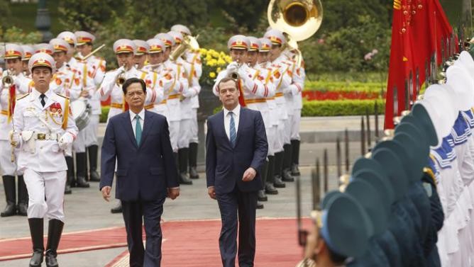 Thủ tướng Nguyễn Tấn Dũng tiếp Thủ tướng Nga Dmitry Medvedev thăm Việt Nam, ảnh: Yahoo News.
