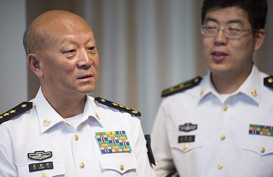 Ngô Thắng Lợi (trái), Tư lệnh Hải quân Trung Quốc đã đưa ra lời đề nghị &quot;lừa phỉnh hợm hĩnh&quot; nhưng không qua mặt được Hoa Kỳ. Ảnh: The Diplomat.