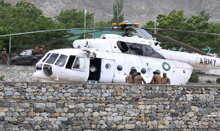 Trực thăng quân sự Pakistan chở các nạn nhân máy bay rơi đi cấp cứu.
