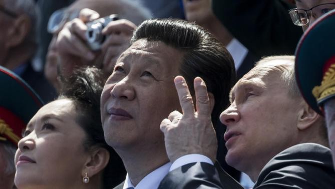 Tổng thống Nga Putin và vợ chồng Chủ tịch Trung Quốc Tập Cận Bình theo dõi các màn trình diễn vũ khí ở Quảng trường Đỏ 9/5, ảnh: AP.