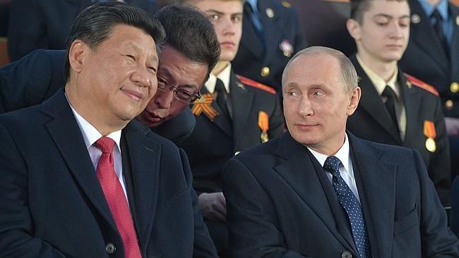 Tập Cận Bình và Putin thường xuyên &quot;chụm đầu ghé tai&quot; trao đổi trên lễ đài trong lễ duyệt binh 9/5.