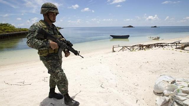 Lính Philippines tuần tra trên đảo Thị Tứ mà nước này đang chiếm đóng. Ảnh: The Straits Times.