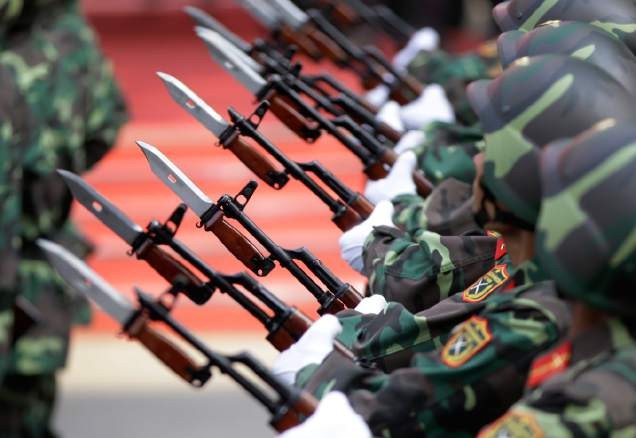 Các chiến sĩ Quân đội Nhân dân Việt Nam trong lễ diễu binh kỷ niệm 40 năm thống nhất đất nước, ảnh: AP.