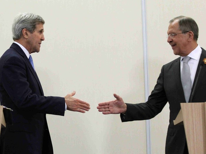 Ngoại trưởng Mỹ John Kerry và người đồng cấp Nga Sergei Lavrov.