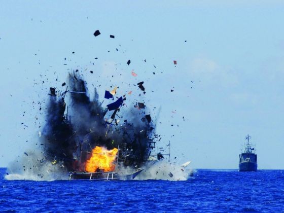 Indonesia đánh chìm 41 tàu cá nước ngoài ngày hôm qua, chỉ có 1 tàu Trung Quốc để xoa dịu dư luận. Ảnh: Reuters.
