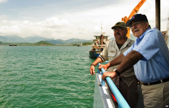 Bộ trưởng Quốc phòng Mỹ Leon Panetta thăm vịnh Cam Ranh năm 2012.