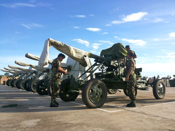 6 hệ thống súng máy phòng không di động Trung Quốc &quot;tặng&quot; Campuchia. Ảnh: The Cambodia Daily.