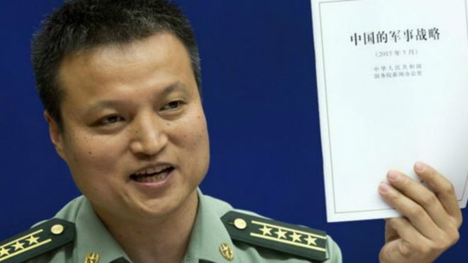 Dương Vũ Quân, người phát ngôn Bộ Quốc phòng Trung Quốc trong buổi họp báo ra mắt sách trắng quốc phòng nước này năm 2015. Ảnh: BBC tiếng Trung Quốc.