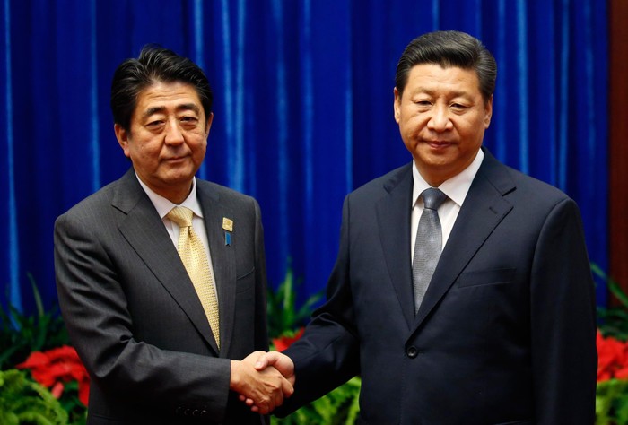 Vẻ mặt khiên cưỡng của ông Tập Cận Bình khi tiếp ông Shinzo Abe tại Bắc Kinh bên lề hội nghị thượng đỉnh APEC năm ngoái.