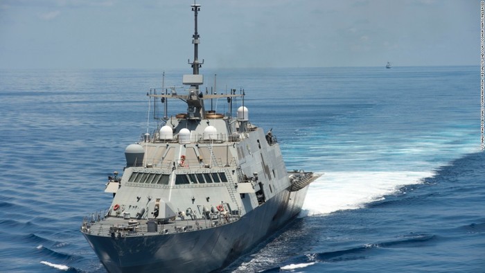 Chiến hạm USS Fort Worth (LCS 3) Hoa Kỳ tuần tra vùng biển quốc tế trên Biển Đông gần vị trí Trung Quốc bồi lấp, xây dựng bất hợp pháp đảo nhân tạo ở quần đảo Trường Sa, thuộc chủ quyền Việt Nam. Ảnh CNN.