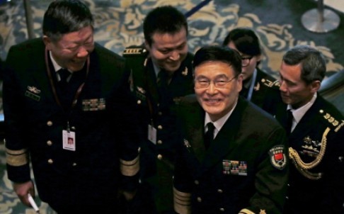 Ông Tôn Kiến Quốc bước vào phòng họp tại Đối thoại Shangri-la, ảnh: Reuters.