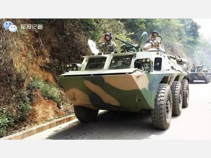 Lực lượng bộ binh cơ giới đại quân khu Thành Đô tiến ra biên giới giáp Myanmar. Phóng viên tờ Quân giải phóng Trung Quốc chụp ảnh tung lên các diễn đàn quân sự chiều qua 1/6.
