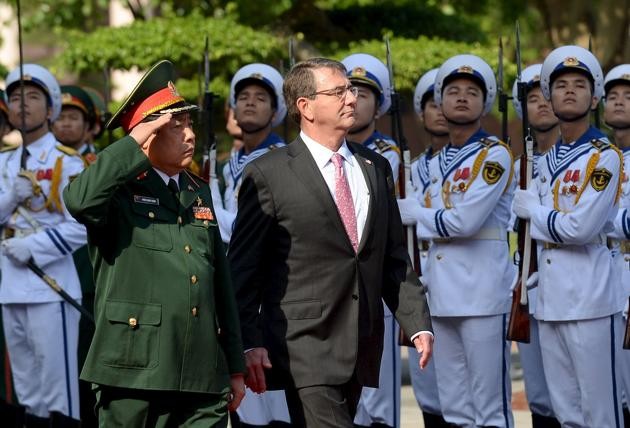 Đại tướng Phùng Quang Thanh tiếp Bộ trưởng Quốc phòng Mỹ Ash Carter. Ảnh: Reuters.