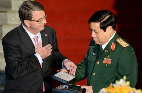 Bộ trưởng Quốc phòng Mỹ trao di vật của một chiến sĩ Việt Nam hy sinh trong chiến tranh cho Bộ trưởng Phùng Quang Thanh. Ảnh: Reuters/Thanhnien.com.vn.