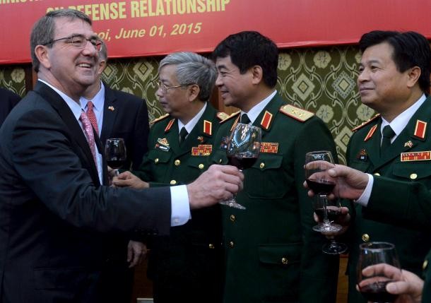 Hợp tác quốc phòng Việt - Mỹ và chuyến thăm Việt Nam vẫn là nỗi cay cú của Thời báo Hoàn Cầu và kẻ đứng sau giật dây. Ảnh Bộ trưởng Quốc phòng Mỹ giao lưu với các tướng lĩnh quân đội Việt Nam, nguồn: Reuters.