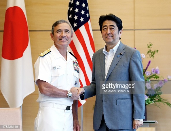 Tư lệnh Bộ Tư lệnh Thái Bình Dương Hoa Kỳ Harry Harris và Thủ tướng Nhật Bản Shinzo Abe. Ảnh: The Asahi Shimbun.
