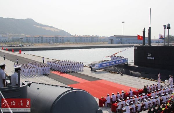 Hình ảnh lễ đón nhận tàu ngầm của Hải quân Nhân dân Việt Nam tại cảng Cam Ranh đăng trên tờ Tin tức Tham khảo, phụ san của Tân Hoa Xã.