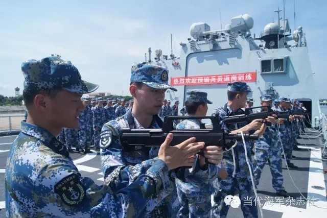 Lực lượng sĩ quan, quân nhân chuyên nghiệp đã xuất ngũ được hạm đội Nam Hải bất ngờ gọi tái ngũ huấn luyện tân binh. Ảnh: 81.cn