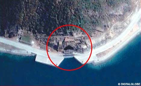 Cổng vào căn cứ tàu ngầm Trung Quốc tại Tam Á chụp từ vệ tinh, nguồn: Daily Mail.