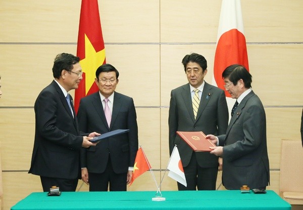 Chủ tịch nước Trương Tấn Sang và Thủ tướng Nhật Bản Shinzo Abe chủ trì một lễ ký kết văn kiện hợp tác. Ảnh: National Interest.