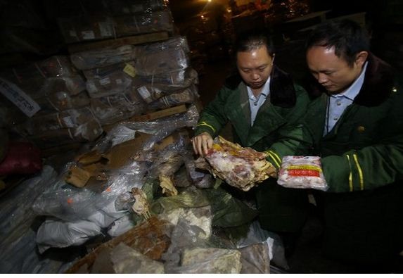 Hải quan Trung Quốc kiểm tra các lô hàng phụ phẩm gia súc, gia cầm đông lạnh hàng chục năm bốc mùi nồng nặc.