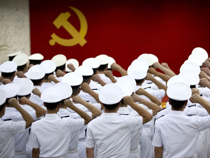 Sĩ quan Trung Quốc tuyên thệ trước đảng kỳ, hình minh họa. Ảnh: Đa Chiều.