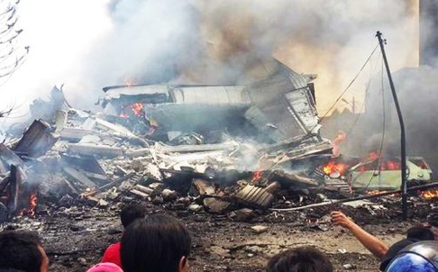 Hiện trường vụ rơi máy bay quân sự tại Sumatra, Indonesia trưa nay.