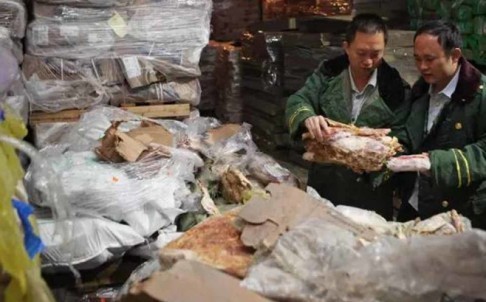 Thịt đông lạnh quá hạn mấy chục năm được nhập lậu vào Trung Quốc tiêu thụ. Ảnh: SCMP.