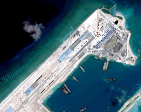 Đường băng 3000 mét Trung Quốc đã xây xong trên đảo nhân tạo bồi lấp bất hợp pháp ngoài đá Chữ Thập, Trường Sa phục vụ âm mưu bành trướng, độc chiếm Biển Đông. Ảnh: Reuters.