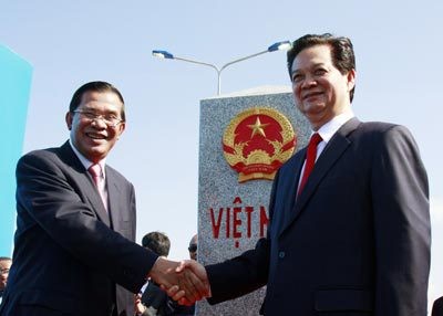 Thủ tướng Nguyễn Tấn Dũng và Thủ tướng Campuchia Hun Sen trong lễ cắm mốc biên giới số 314.