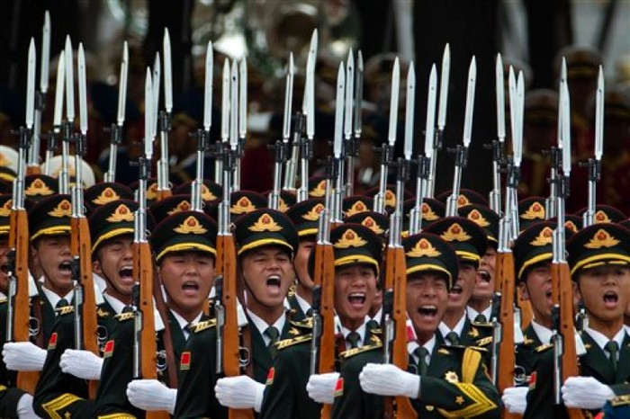 Đội danh dự quân đội Trung Quốc diễu duyệt trong lễ đón vua Bỉ. Ảnh: AP.