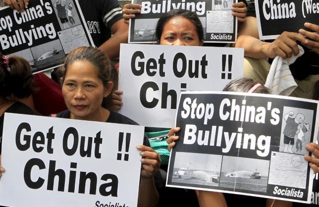 Người dân Philippines biểu tình phản đối Trung Quốc bành trướng Biển Đông. Ảnh: Reuters.