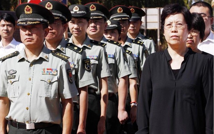 Bà Bố Kiến Quốc, Đại sứ Trung Quốc tại Campuchia và các nhân viên đại sứ quán nước này tại Phnom Penh. Ảnh: Tân Hoa Xã.