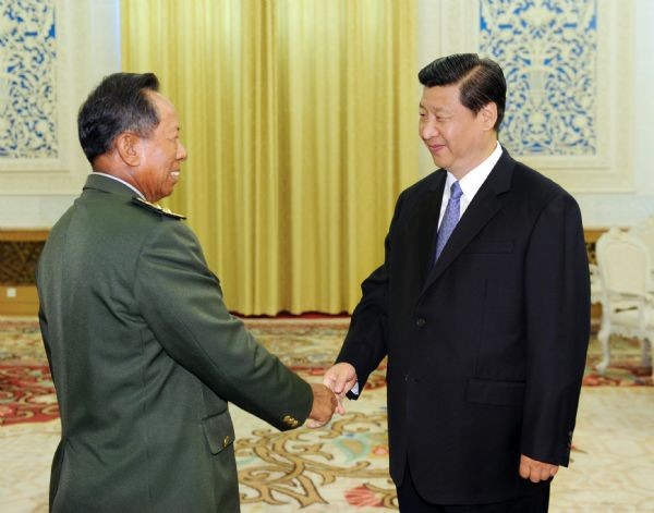 Ông Tea Banh tới chào ông Tập Cận Bình trong một lần viếng thăm Trung Quốc. Ảnh: Tân Hoa Xã.
