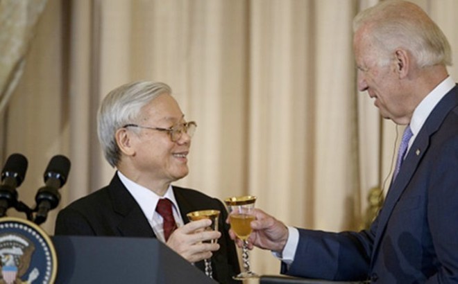 Tổng bí thư Nguyễn Phú Trọng và Phó Tổng thống Hoa Kỳ Joe Biden nâng ly chúc mừng sau khi ông Biden lẩy Kiều kết thúc bài phát biểu chào mừng.