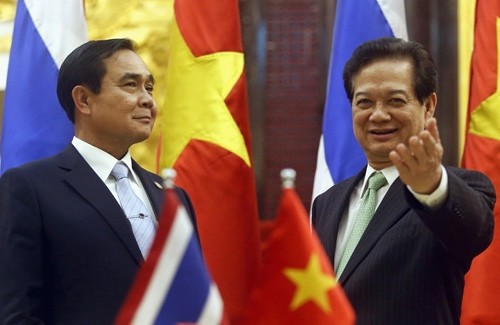 Thủ tướng Nguyễn Tấn Dũng và Thủ tướng Thái Lan Prayut Chan-o-cha. Ảnh: Reuters.