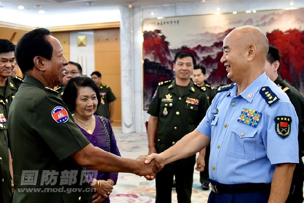 Ông Hứa Kỳ Lượng, Phó Chủ tịch Quân ủy trung ương Trung Quốc tiếp Bộ trưởng Quốc phòng Campuchia. Ảnh: MOV.