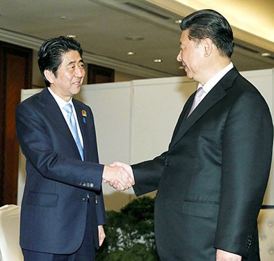 Vẻ mặt ông Tập Cận Bình đã thoải mái hơn khi gặp Thủ tướng Nhật Bản Shinzo Abe bên lề kỷ niệm 60 năm Hội nghị Bandung năm nay ở Jakarta, Indonesia. Ảnh: Asahi.